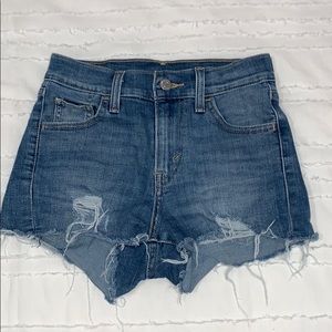 LEVI’S medium-wash distressed jean shorts